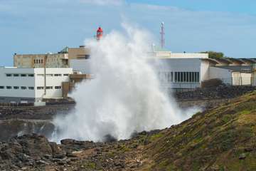 Montañas de agua en la costa de Telde (Foto Antonio Rico)